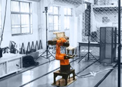 모션 캡쳐 렌즈 아래의 산업용 로봇